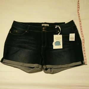 Royalty 22W Wanna betta butt? jean shorts.